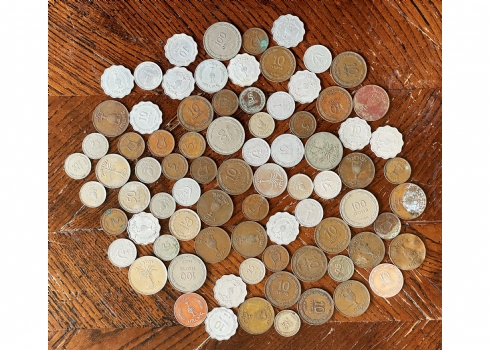 לוט של עשרות מטבעות ישנים של פרוטה, בערכים שונים.