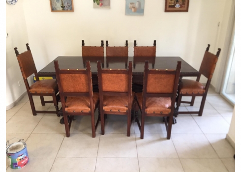 מערכת ריהוט עתיק לפינת אוכל הכוללת שולחן וכיסאות עשויים עץ מגולף וריפוד עור