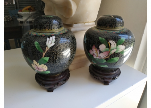 זוג כדי קלואזונה (Cloisonne) סיניים ישנים מעוצבים בצורת 'מיכלי ג'ינג'ר'