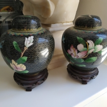 זוג כדי קלואזונה (Cloisonne) סיניים ישנים מעוצבים בצורת 'מיכלי ג'ינג'ר'