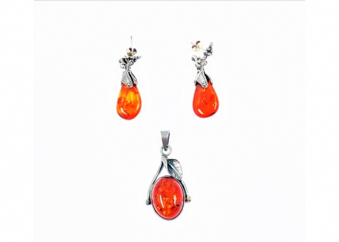 סט עגילים ותליון תואם, עשויים כסף (לא חתום אבל טוהר הכסף נבדק), משובצים