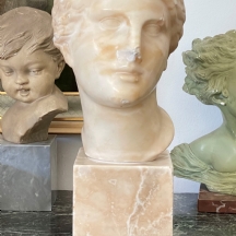 פסל ראש (Bust) עשוי יציקת אבקת שיש פגמים רבים לא מחובר לבסיס (דורש הדבקה של הראש