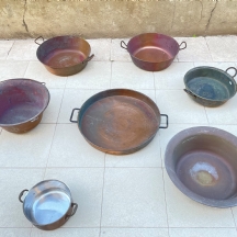 לוט של 7 כלי מטבח ישנים שונים, עשויים נחושת, פליז ובדיל, פגמים