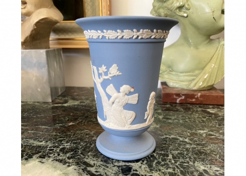 כד אנגלי ישן מתוצרת חברת: 'וודג'ווד' (Wedgwood), עשוי חרס צבוע בגוון תכול