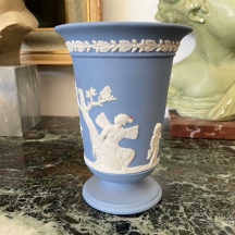 כד אנגלי ישן מתוצרת חברת: 'וודג'ווד' (Wedgwood), עשוי חרס צבוע בגוון תכול