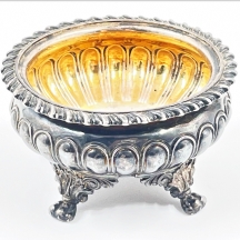 מלחיה אנגלית עתיקה (Salt Cellar) עשויה כסף מתוארכת לשנת: 1823