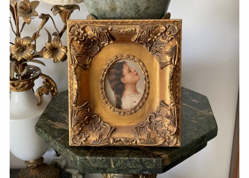 פורטרט 'ילדה בחולצה לבנה'