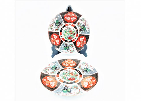 זוג צלחות פורצלן יפניות דקורטיביות, מעוטרות בסגנון אימרי, חתומות