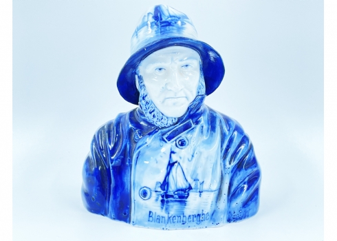 פרוטומת דלפט בדמות דייג מזוקן וחייכן, עשוי חרסינה מעוטרת בכחול קובלט, חתום