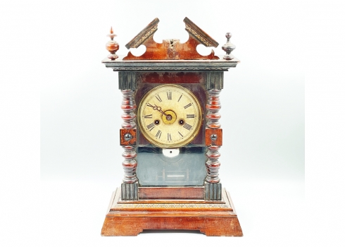 שעון מדף ישן בסגנון עתיק עשוי עץ