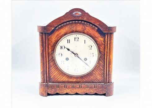 שעון שולחני ישן בסגנון עתיק עשוי עץ