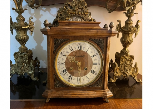 שעון שולחני ישן בסגנון עתיק עשוי עץ