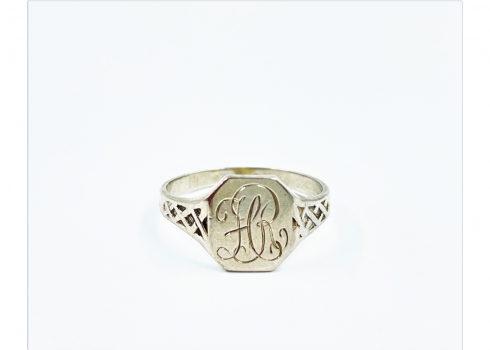 טבעת מונוגרם עתיקה ויפה עשויה זהב לבן 14 קארט, חתומה
