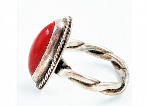 טבעת עתיקה עשויה כסף מעוצבת בצורת 'צמה קלועה', משובצת במרכזה אבן ג'אספר (Jasper)