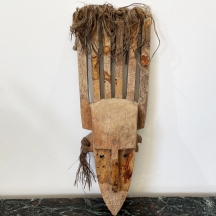 מסכת מאלינקה (מבני המנדינקה*) עתיקה ואיכותית, עשויה עץ בהיר ומתכת