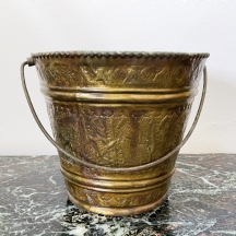 דלי נחושת פרסי ישן ויפה, עשוי פליז ומרוקע בעבודת יד בדמות מלכים