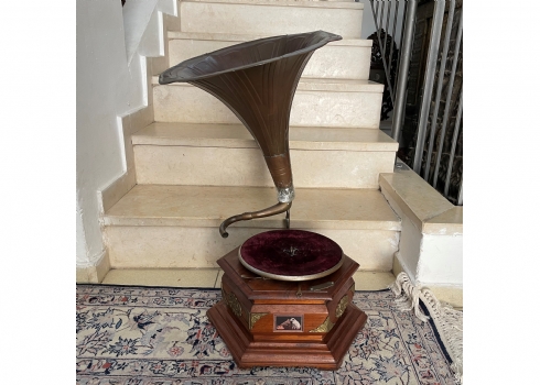 קישוט שולחני בצורת גרמופון גדול עתיק