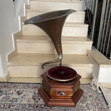 קישוט שולחני בצורת גרמופון גדול עתיק