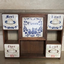 לאספני כלי מטבח עתיקים - מעמד שולחני עשוי עץ, ארבע מגירות חרסינה נשלפות מעוטרות