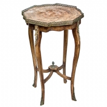 שולחן עץ עתיק