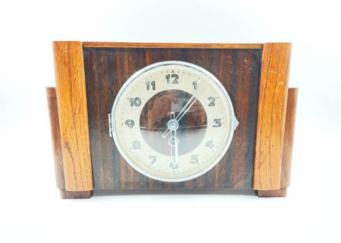 שעון שולחני ישן עשוי עץ ומתכת, לא נבדק מצב עבודה