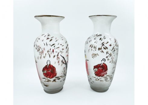 זוג אגרטלי זכוכית בסגנון יפני מעוטרים בציורים בעבודת יד