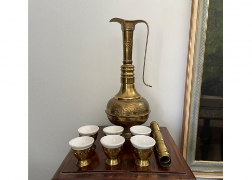 סט של קנקן אסלאמי, מחזיקי וספלי קפה תואמים, עשויים נחושת מרוקעת וחרס
