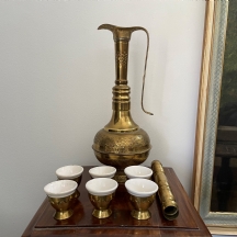 סט של קנקן אסלאמי, מחזיקי וספלי קפה תואמים, עשויים נחושת מרוקעת וחרס