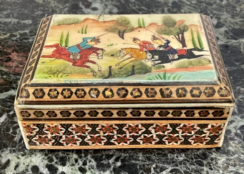 קופסת עץ פרסית מלבנית מצוירת בדמותם של שלושה פרשים