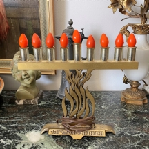 חנוכייה עשויה מתכת, בעלת נורות בצורת נרות מופעלת ע"י חשמל
