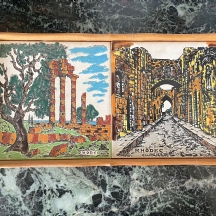 מגש עשוי עץ משובץ באריחי חרס, מעוטר בציורי אמייל של העיר רודוס