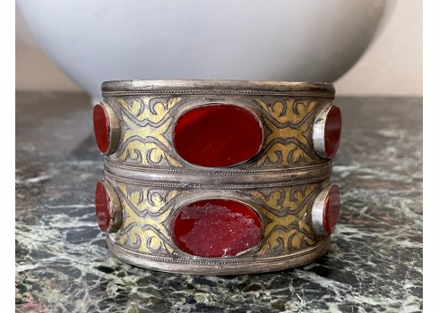 צמיד טורקמני עשוי מתכת משובץ אבנים בגוון אדום