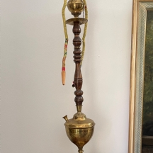 נרגילה ישנה, עשויה מתכת מרוקעת ועץ