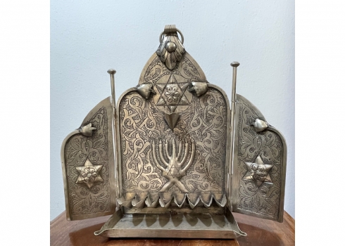 חנוכייה מרוקאית עשויה מתכת מרוקעת (בעלת שתי כנפיים נפתחות