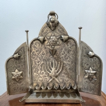 חנוכייה מרוקאית עשויה מתכת מרוקעת (בעלת שתי כנפיים נפתחות