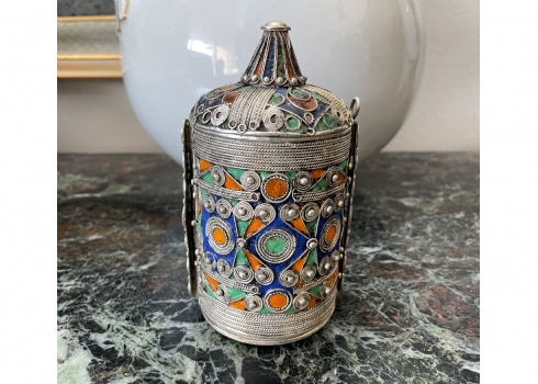 קופסא טורקמנית (שנפתחת והופכת לצמיד) עשויה מתכת מצופה כסף ומשובצת אבנים צבעוניות
