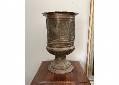 כד איסלמי גדול וישן, בצורת גביע, עשוי נחושת, מעוטר ערבסקות