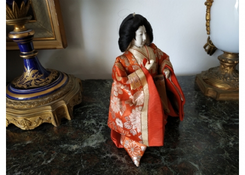 בובה יפנית עתיקה בדמות גיישה, מאמצע המאה ה-19 מסוג 'hina ningyo'