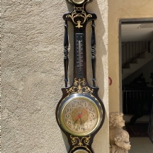 שעון דקורטיבי גדול וגבוה