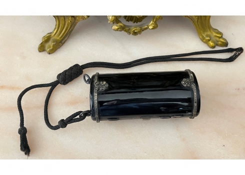 קומפקט (Compact) צרפתי ארט דקו איכותי, עשוי כסף ואמייל שחור, משובץ מרקיזטות