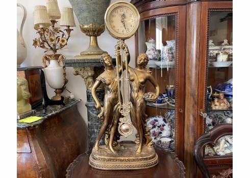 'שעון מיסתורין' (mystery clock) עשוי חומר יצוק בגוון זהוב ומתכת, מפוסל