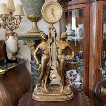 'שעון מיסתורין' (mystery clock) עשוי חומר יצוק בגוון זהוב ומתכת, מפוסל