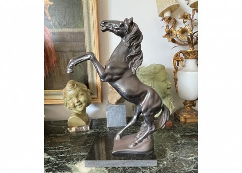 פסל כסף גדול בדמות סוס, מתוצרת 'רותם' (Rotem), חתום '925', מוכבד, מוצמד לבסיס