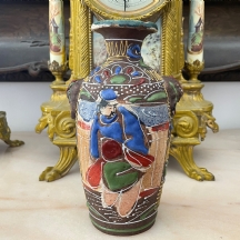 בסיס (רגל) למנורה שולחנית קטנה, יפני (סטסומה), עשוי חרס מעוטר אמייל