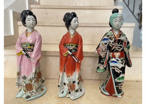 סט של שלושה פסלי חרסינה יפנים עתיקים וגדולים בדמות גיישות, מעוטרים באמייל