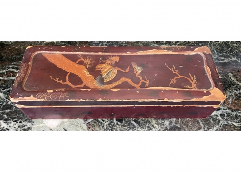 קופסת עץ יפנית עתיקה מלבנית (פגומה והמכסה ניתק ממקומו), מעוטרת ציורי יד בזהב
