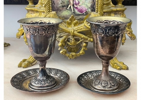 לוט של 4 פרטי כסף ישנים (זוג גביעים לקידוש ותחתיות תואמות) עשויים כסף '800'