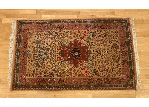 שטיח פרסי מדגם קום, צמר על כותנה עם פרחי משי