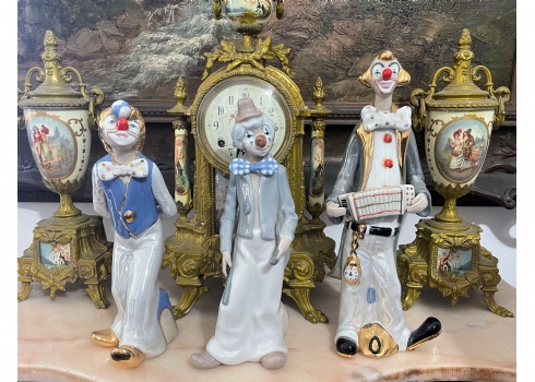 לוט של שלושה פסלים בדמות ליצנים, עשויים חרסינה צבועה ביד, חתומים