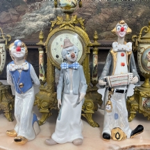 לוט של שלושה פסלים בדמות ליצנים, עשויים חרסינה צבועה ביד, חתומים